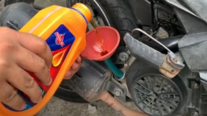 Mengganti oli motor beat