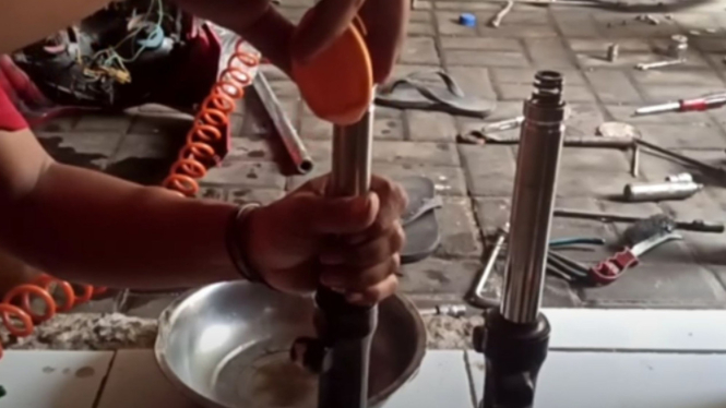 Cara ganti seal shockbreaker depan