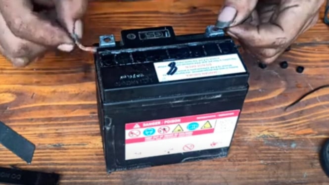 Memperbaiki aki kering mati total