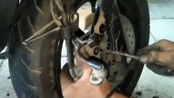 bongkar kampas rem yamaha