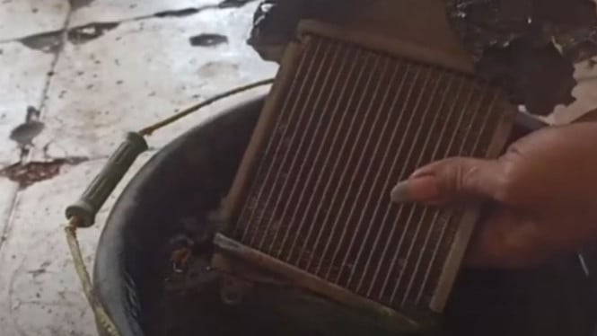 Cek kebocoran radiator motor