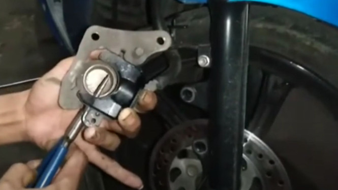 cara ganti rem kampas motor fino