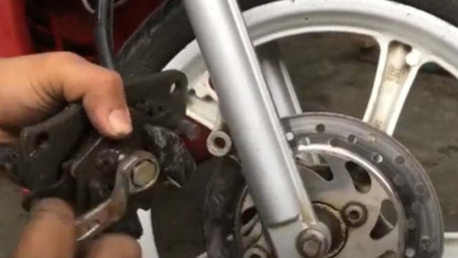 Mengganti kampas rem depan Mio J