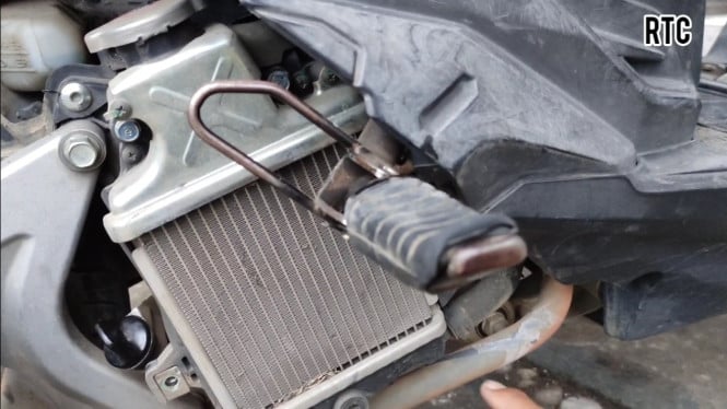 Bercak putih di radiator motor