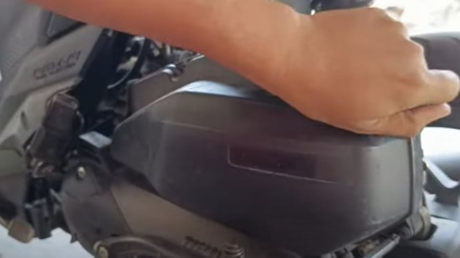 Membersihkan Filter Udara Vario