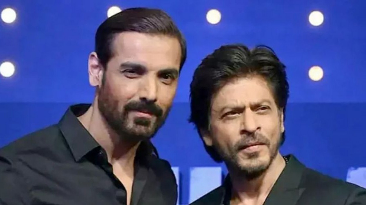 Terkuak! John Abraham Ngaku Hampir Cium Shah Rukh Khan Selama Syuting