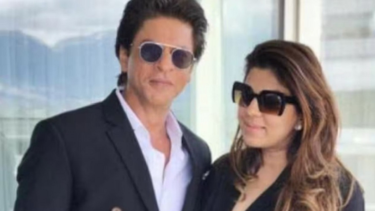 Dikenal Rendah Hati, Sikap Manis Shah Rukh Khan Pada Orang Tua Pooja