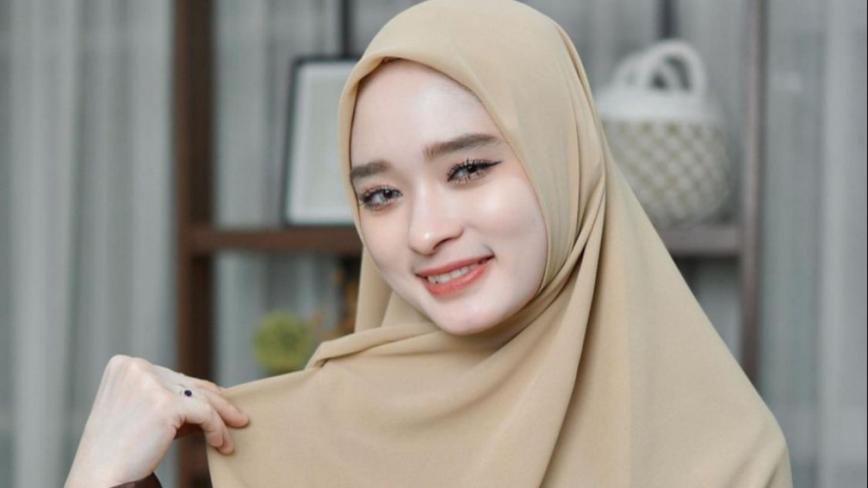 Inara Rusli Pamer Pose Manja Sambil Tiduran, Netizen: Kenapa Sekarang