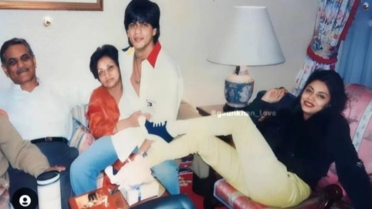 Foto Jadul Shah Rukh Khan Peluk Ibu Gauri Khan, Hal Termanis yang