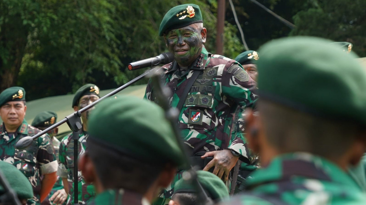 Pangkostrad Letjen TNI Muhammad Saleh Mustafa Terima Brevet Intai Tempur