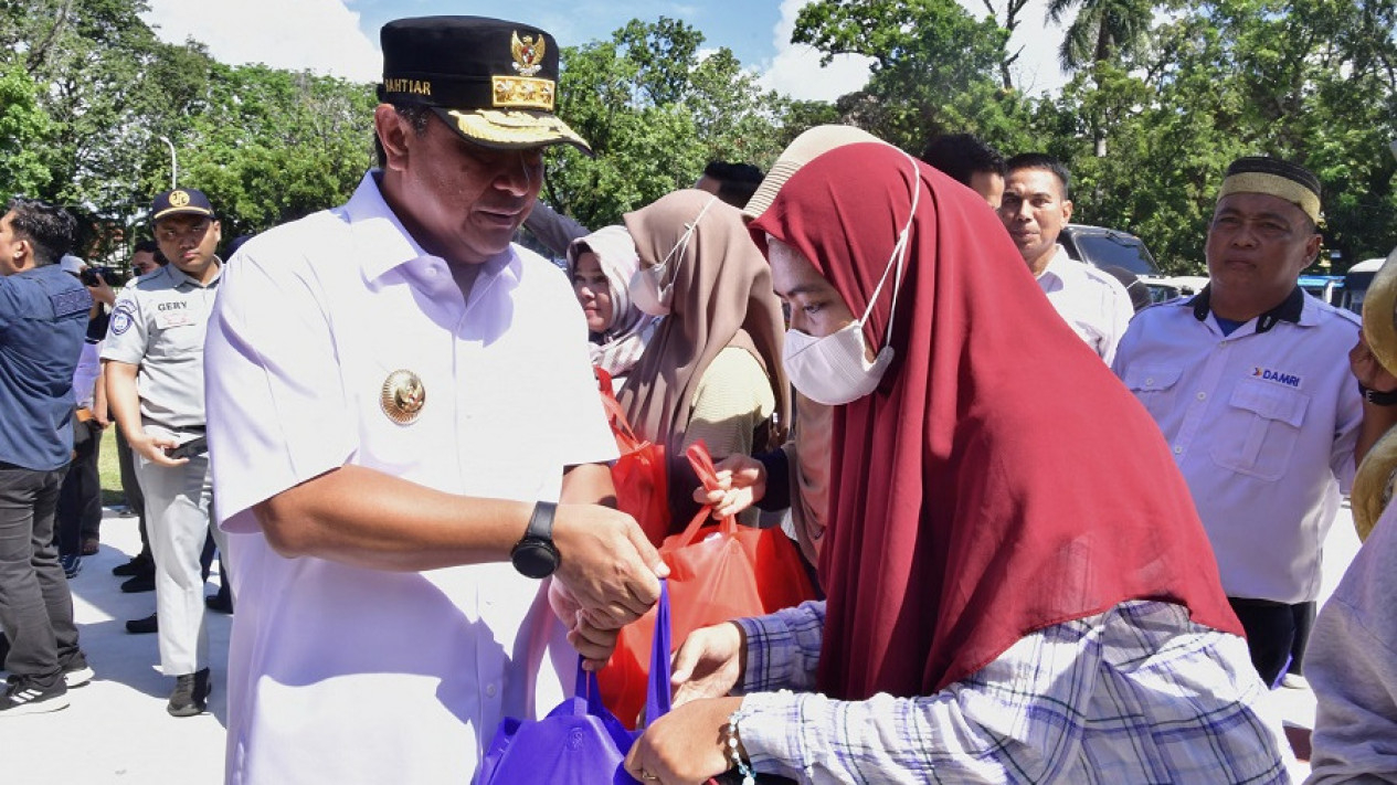 Penjabat Gubernur Sulsel Lepas 500 Peserta Mudik Gratis, Beri Bantuan ...