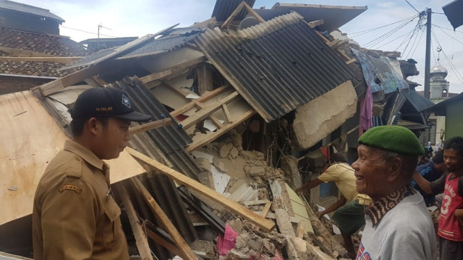 Digoyang Gempa 6,1 SR, Ratusan Rumah Rusak dan 8 Luka-luka