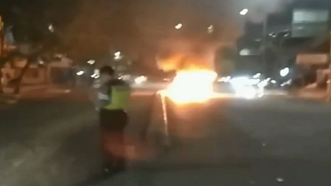 Toyota Alphard Terbakar di Kawasan Panglima Polim, Jakarta Selatan