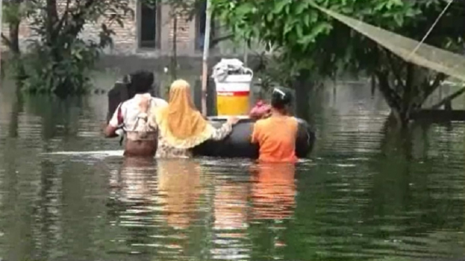 Banjir Demak Belum Surut, Anak-anak terserang Demam