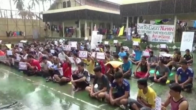 Lagi Turun Hujan, Ratusan Tahanan WNA Unjukrasa