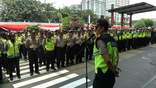 Sebanyak 796 personil gabungan TNI Polri, penjinak bom dan tim anjing K9 dikerahkan untuk mengamankan perayaan pawai budaya Cap Go Meh yang berlangsung di ruas 