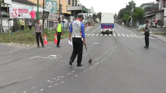 Polisi Olah TKP Tabrakan Beruntun 8 Kendaraan di Persimpangan Genengan