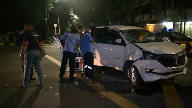 Daihatsu Xenia Tabrak Sepeda Motor, 2 Orang luka-luka
