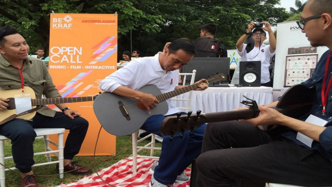 Jokowi Main Gitar