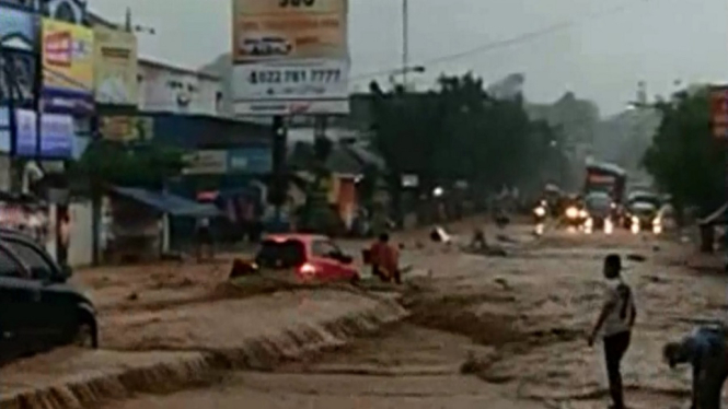 Banjir Bandang Landa Kawasan Cicaheum Bandung