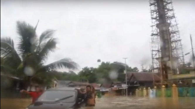 banjir-mobil terendam