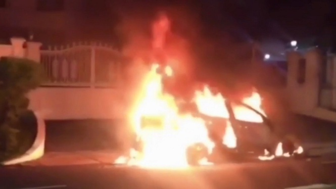 Mobil Sedan Hangus Terbakar di Kawasan Pondok Indah