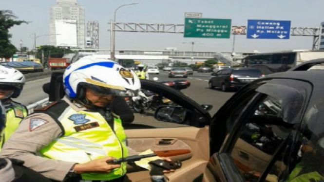 Hadeuuhh..!!! Ingin Salip Antrian Mobil, Pemuda Acungkan Senjata Api di Tol Dalam Kota Jakarta