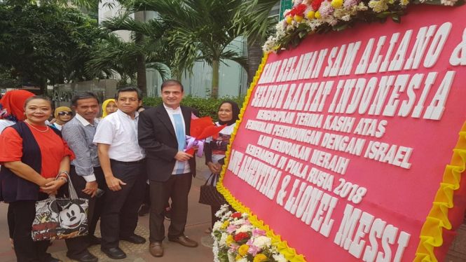 Sam Aliano Berikan Karangan Bunga ke Kedutaan Argentina