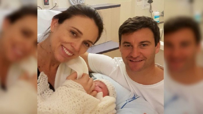 Foto Anak Pertama Perdana Menteri Selandia Baru, Jacinda Ardern bersama Clarke Gayford