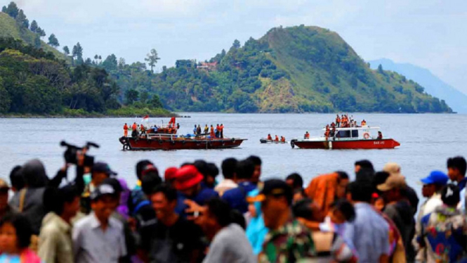 Petugas Gabungan Melakukan Pencarian KM Sinar Bangun di Danau Toba (Photo: Reuters)