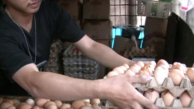 Telur Pecah Yang Dibeli Warga Karena Harga telur Kini Melonjak