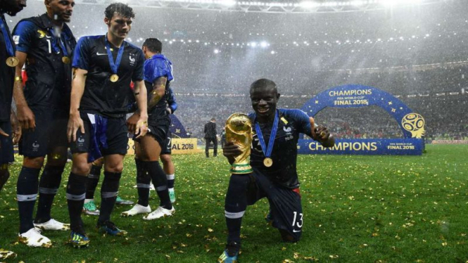 N'Golo Kante Tampak Malu Malu Angkat trofi Piala Dunia