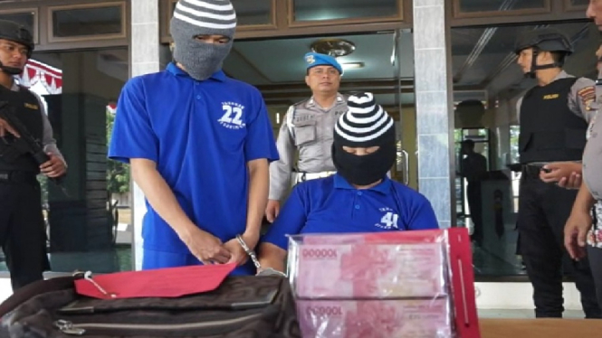 Ibu Dan Anak Pengedar Uang Palsu Pecahan Rp.100.000 Ditangkap Polisi