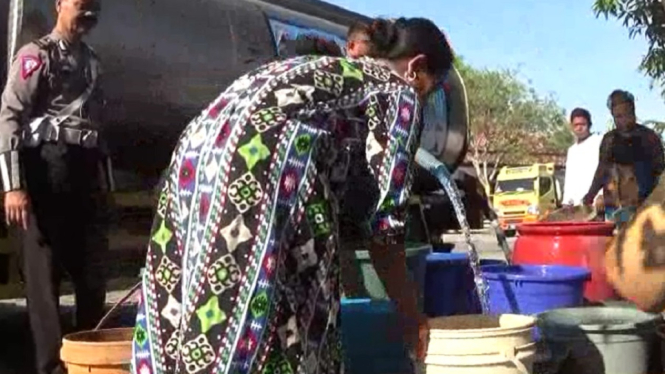 Dampak Musim Kemarau Merajalela, Warga Mengantri Bantuan Droping Air Bersih