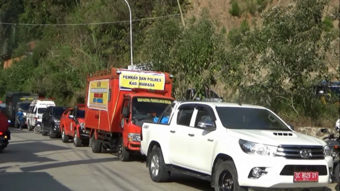 Dikawal Polisi, Puluhan Ton Bantuan Logistik Warga Mamasa Menuju Palu dan Donggala