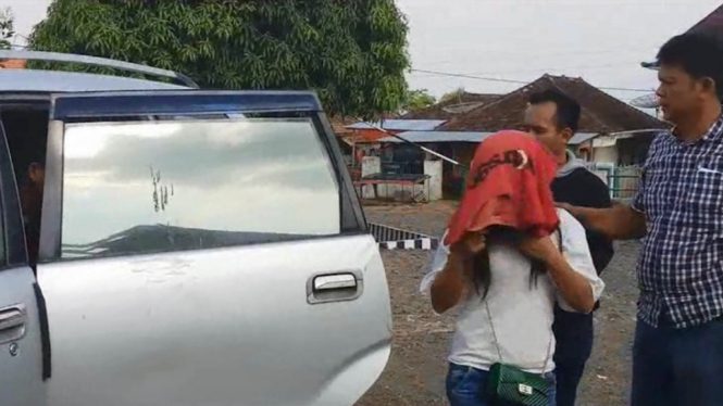 Seorang mamah muda diringkus aparat Kepolisian Sektor Bukit Kemuning, karena diduga menjadi otak peredaran uang palsu di Bandar Lampung, Lampung.