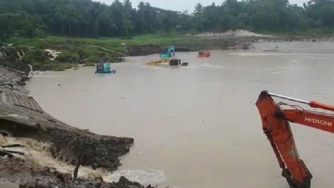 Air meluber dari tanggul Embun Rawasari akibatkan 4 kendaraan alat berat terendam