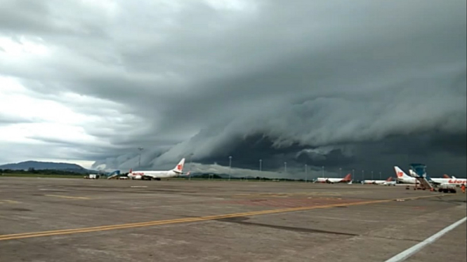 awan tsunami di makassar1