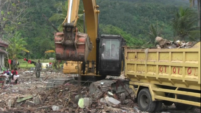 Proses normalisasi pasca tsunami yang melanda kawasan pesisir Lampung Selatan