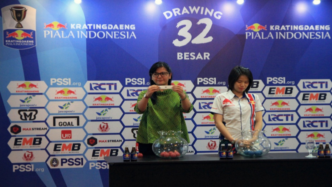 Sekjen PSSI Ratu Tisha Saat melakukan drawing Piala Indonesia 2018 di Hotel Sultan, Jakarta.