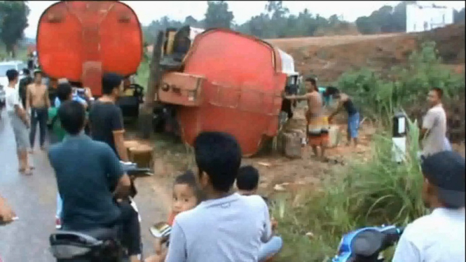 Truk Tanker Minyak Sawit Mentah Terguling di Lintas Sumatera