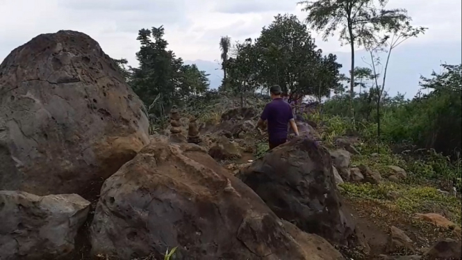 Susunan Batu Besar Ditemukan di Puncak Gunung Silayung, Situs Prasejarah Baru?