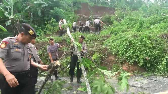 Tebing 50 Meter Lebih Longsor, Jalur Utama Magelang-Purworejo Lumpuh