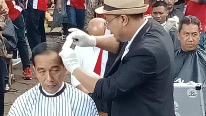 Presiden Jokowi Sempatkan Cukur Rambut di Garut