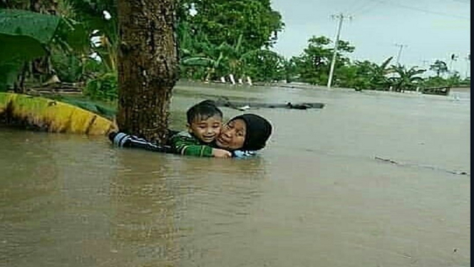 Ibu dan anak Korban Banjir Sulsel