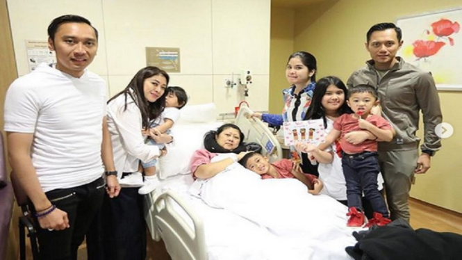 Ani Yudhoyono dan Keluarga di RS Singaputa