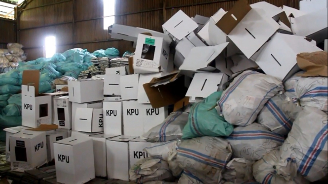 Waduh! 2.298 Kotak Suara di KPU Cirebon Rusak Terkena Hujan