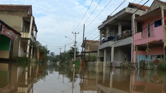 Ratusan rumah di Kabupaten Bandung, Jawa Barat, hari ini, terendam banjir hingga setinggi 1 meter akibat diguyur hujan deras.