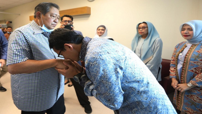 Sandiaga Uno Jenguk Ani Yudhoyono di Singapura