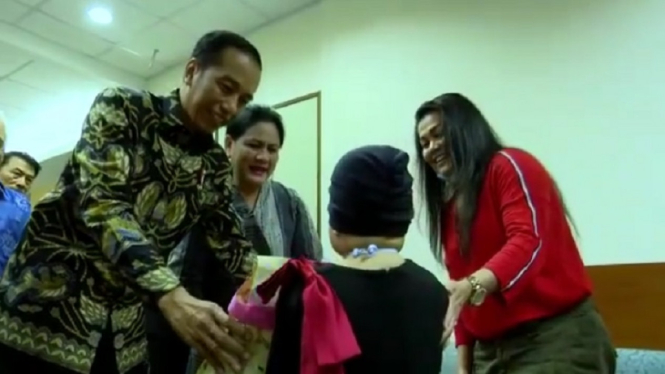 Presiden Jokowi Jenguk Anak Penyanyi Denada Tambunan di Singapura